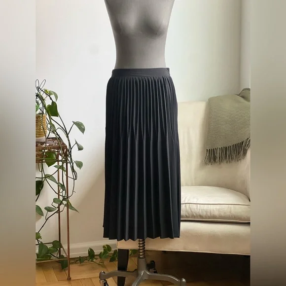 Black Pleated Skirt - Picture 2 of 7